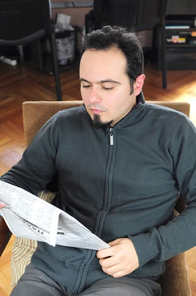 Homem lendo jornal — Fotografia de Stock