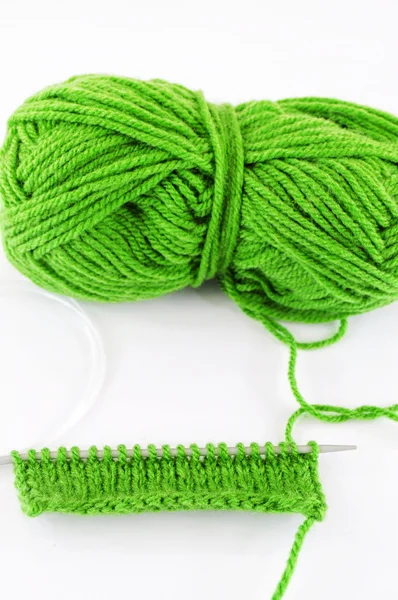Пряжа и иглы для вязания — стоковое фото