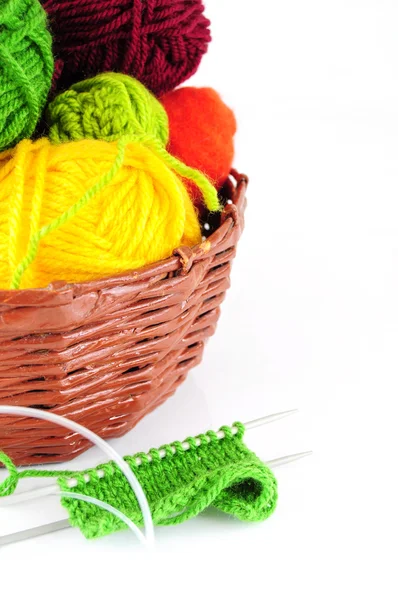 Bunte Garne und Nadeln zum Stricken — Stockfoto