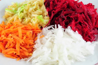 pancar, şalgam, elma ve havuç salatası