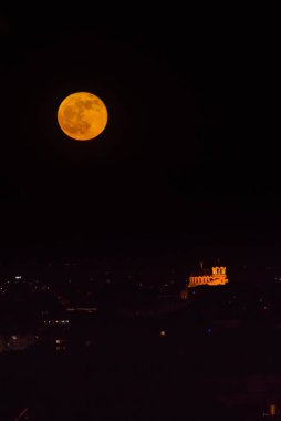 Bulgaristan 'ın başkenti Sofya' daki katedralin üzerindeki süper ay