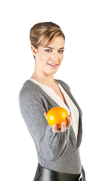 Hübsches Mädchen mit einer Orange — Stockfoto