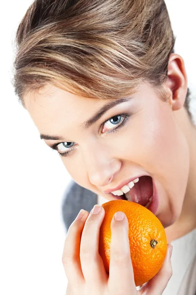 Mujer joven con naranja — Foto de Stock
