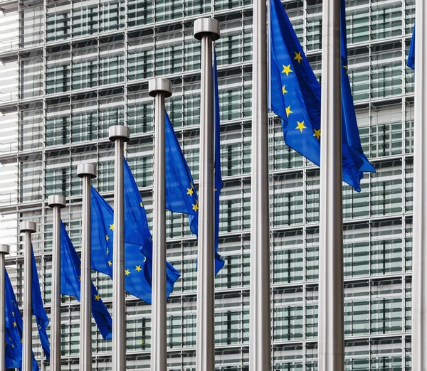 Bandeiras da UE em frente ao edifício Berlaymont — Fotografia de Stock