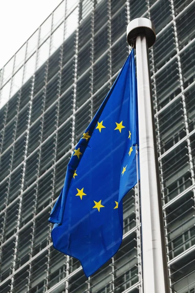 EU-Flaggen vor dem Berlaymont-Gebäude — Stockfoto