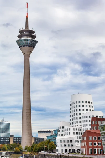 Vista en la torre Dusseldorf Rhein en un bonito día de verano —  Fotos de Stock