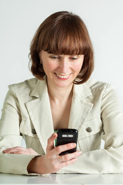 Mujer leyendo mensaje — Foto de Stock