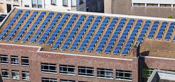 건물 지붕에 태양 전지 패널 스톡 사진