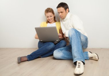 smling çift arıyorum ve laptop ekran