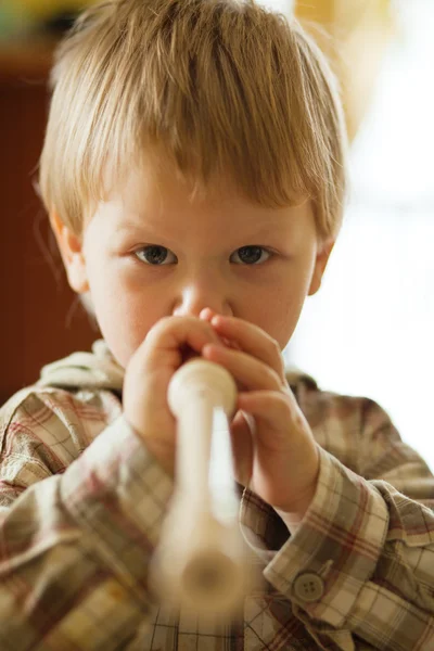 Chlapec s flétnou — Stock fotografie