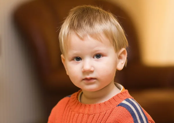 Porträt eines Jungen in orangefarbener Farbe — Stockfoto