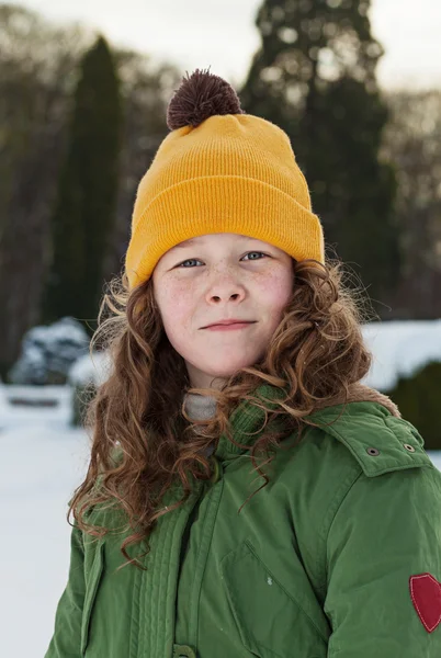 Tenåringsjente i en snødekt park – stockfoto