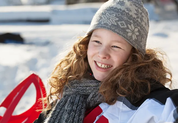 शीतकालीन पार्क में मुस्कुराते सुनहरे बालों वाली लड़की — स्टॉक फ़ोटो, इमेज