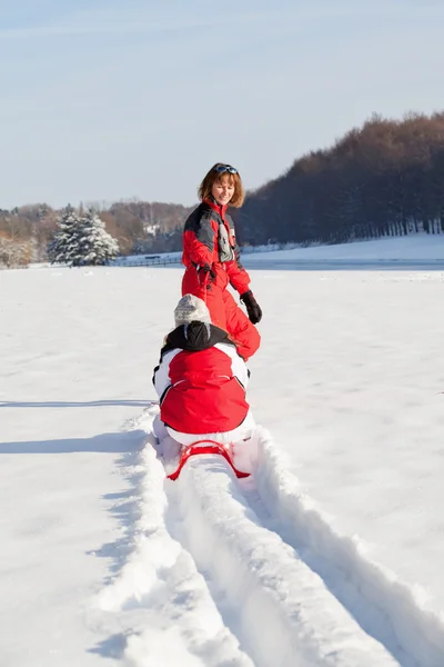 Mother and daughter in winter park — Stock Photo, Image