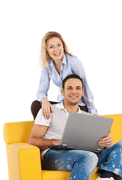 Pareja feliz en sofá amarillo — Foto de Stock