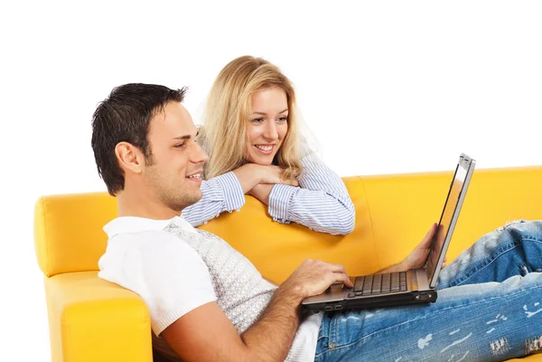Щаслива пара з ноутбуком — стокове фото