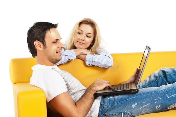 Jovem casal feliz com computador portátil — Fotografia de Stock