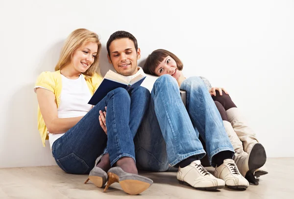 Drie vrienden met boeken — Stockfoto