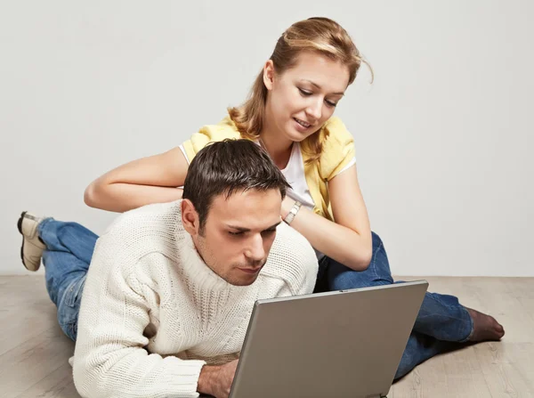 Casal relaxado com computador portátil — Fotografia de Stock