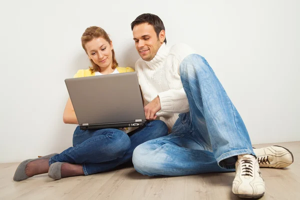 Smiling couple with laptop computer — Stock Photo, Image