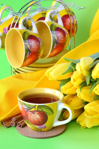 Çay bardak ve Sarı laleler — Stok fotoğraf