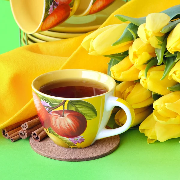 Tazas de té y tulipanes amarillos —  Fotos de Stock