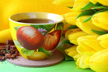 çay bardak ve Sarı laleler