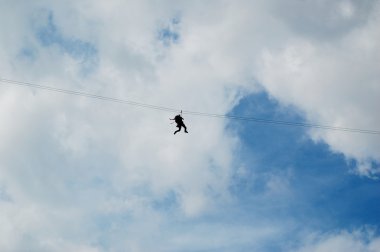 Alpinist mavi gökyüzünde