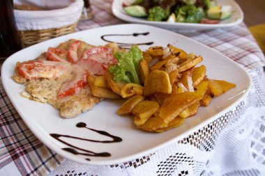 Kızarmış patates ile sulu et