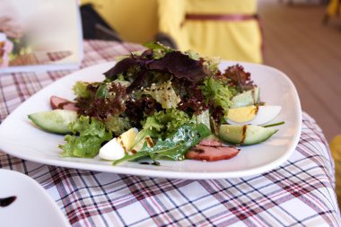 taze salata salatalık ile