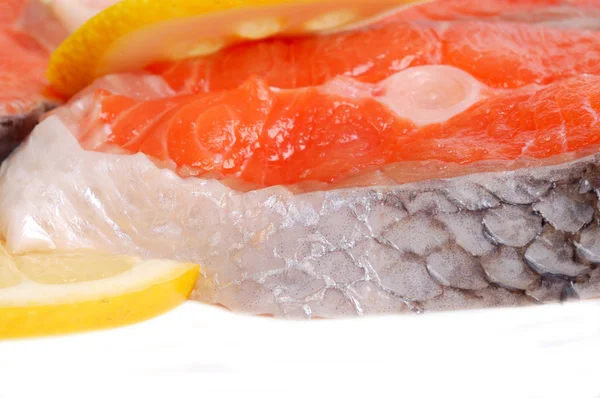 Lachs mit Zitronen — Stockfoto