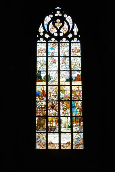 Katedralde lekeli camlar