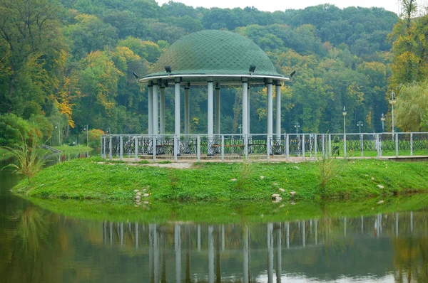 Green chapel on island — Stock Photo, Image