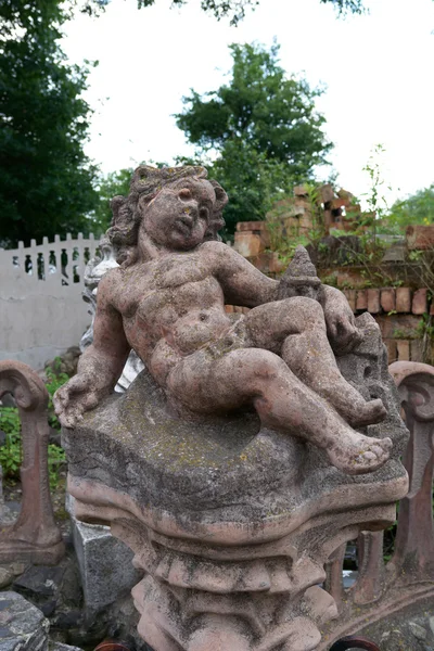 Barn staty på bakgården Royaltyfria Stockbilder