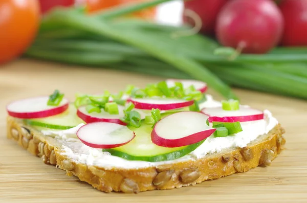 Rebanada de pan con requesón y las verduras — Foto de Stock