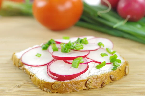 Rebanada de pan con requesón y las verduras — Foto de Stock