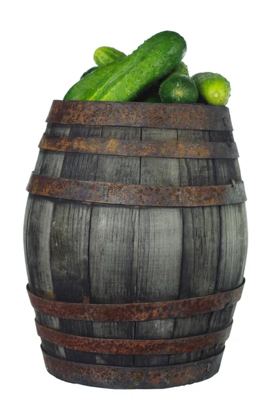 きゅうりと古い木製の樽 — ストック写真