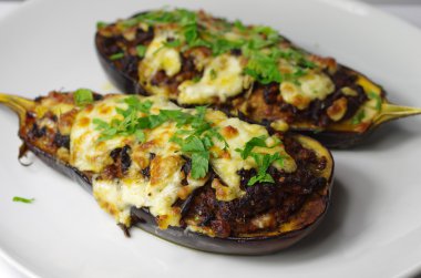 iki doldurulmuş patlıcan