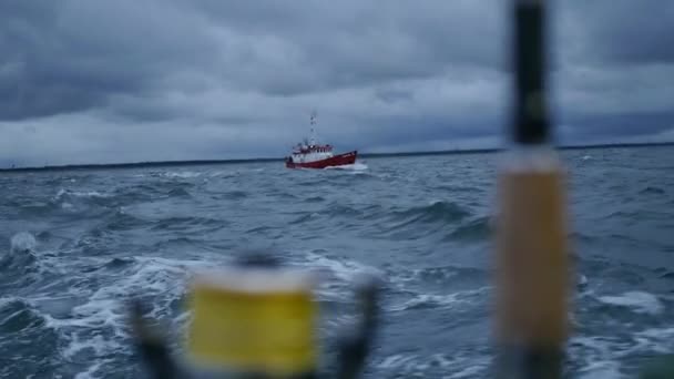Човен рибалки — стокове відео