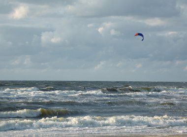 Denizde fırtına zamanında uçurtma sörfçü