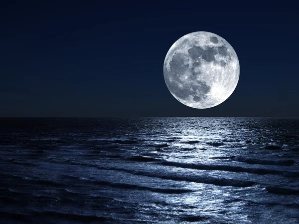 Denizi üzerinden moon — Stok fotoğraf