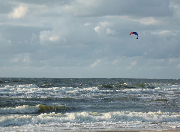 Denizde fırtına zamanında uçurtma sörfçü