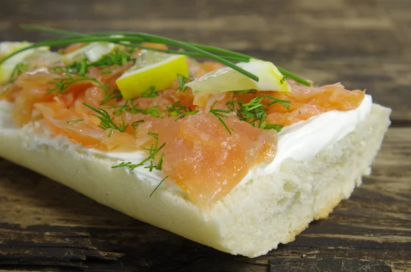 Sandwich mit Lachs — Stockfoto