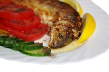 pişmiş plaka alabalık üzerinde