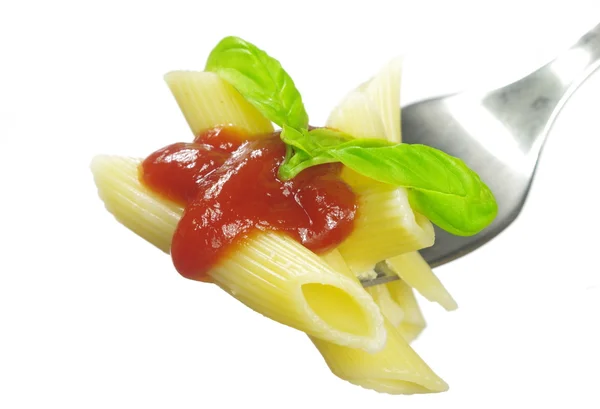 Pasta con sugo di pomodoro e basilico su forchetta — Foto Stock