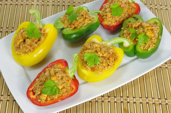 Gefüllter Paprika mit Fleisch und Gemüse — Stockfoto