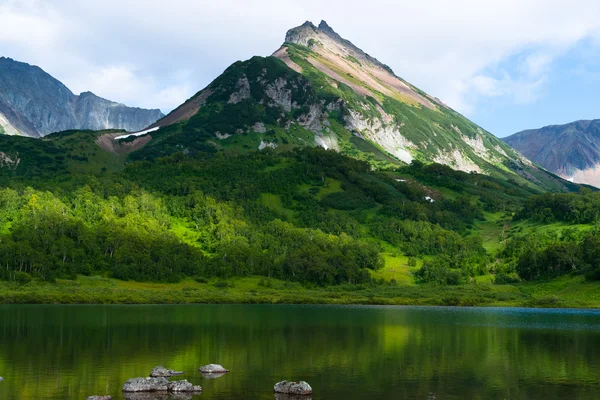 Vulcano antico e lago — Foto Stock