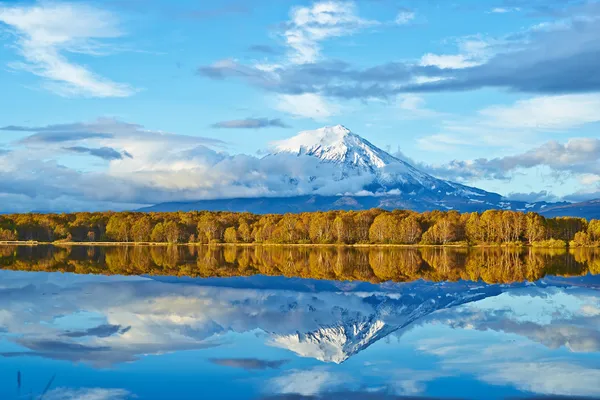 Vulcano antico e lago — Foto Stock