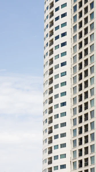 Windows en balkons op hoge condo toren — Stockfoto