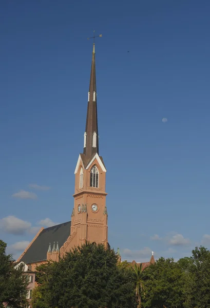 Red Stucco Steeple Rising in Early Morning Light — Stock Photo, Image